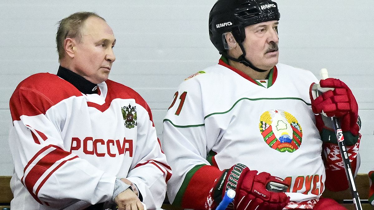 Putyin és Lukasenka a tárgyalás utáni hokimeccsen