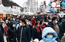 Menschen mit Masken in Paris in Frankreich bei sehr hohen Infektionszahlen mit der Omikron-Variante
