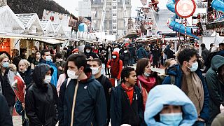 Menschen mit Masken in Paris in Frankreich bei sehr hohen Infektionszahlen mit der Omikron-Variante