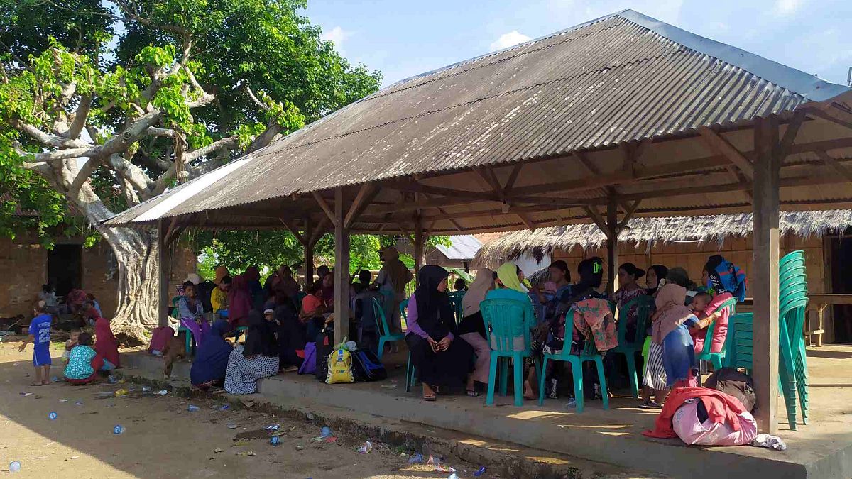 ملجأ مؤقت للسكان بعد زلزال في أدونارا، إندونيسيا، الثلاثاء 14 ديسمبر 2021 