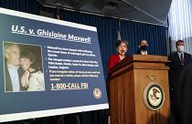 Ein Plakat der US-Justiz zeigt Maxwell und Epstein (Aufnahme aus dem Juli 2020)