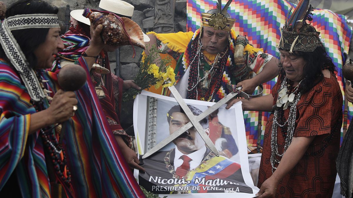 Los chamanes utilizan una foto del presidente de Venezuela, Nicolás Maduro, durante un ritual, 29/12/2021, Lima, Perú