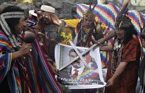 Los chamanes utilizan una foto del presidente de Venezuela, Nicolás Maduro, durante un ritual, 29/12/2021, Lima, Perú