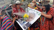 Egy sámán füstöt fúj Andrés Manuel López Obrador mexikói elnök fotójára