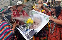 Egy sámán füstöt fúj Andrés Manuel López Obrador mexikói elnök fotójára