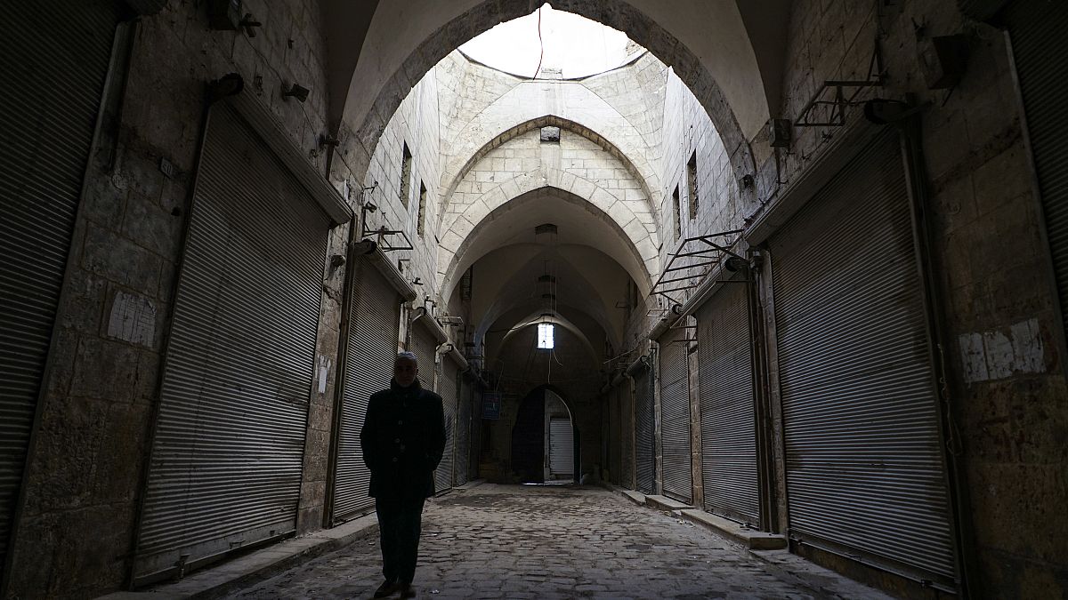 سوري يمشي في السوق القديمة لمدينة حلب 2018.