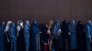 نساء أفغانيات يصطفن لتلقي المساعدات التي ينظمها برنامج الغذاء العالمي في كابول، أفغانستان.