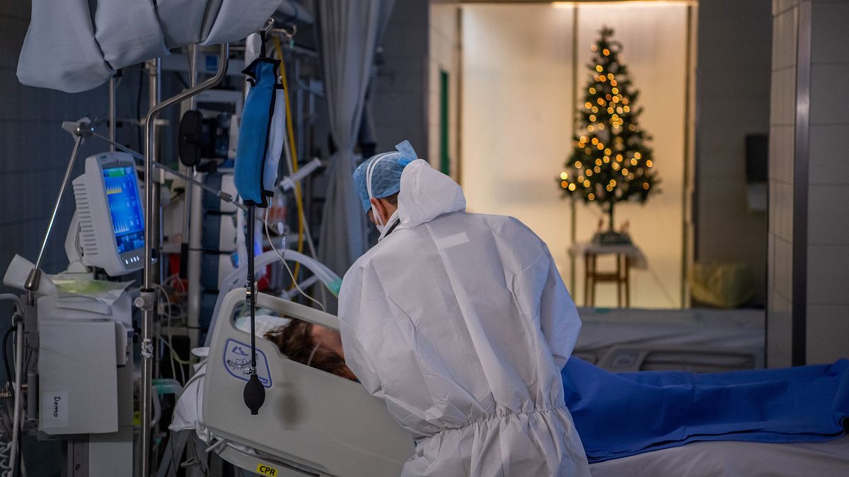 Védőfelszerelést viselő orvos a Magyar Honvédség Egészségügyi Központja, a Honvédkórház Covid19-betegek ellátására kialakított intenzív osztályán 2021. december 15-én