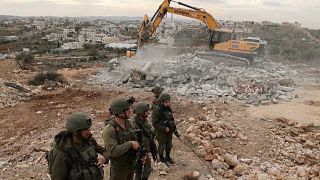 Izrael nem ad építési engedélyt a ciszjordániai palesztinoknak, majd ledózeroltatja otthonaikat