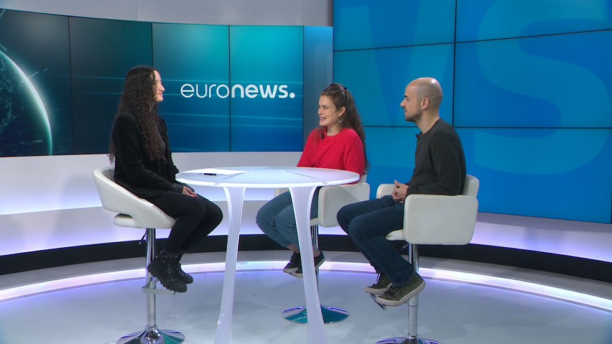 Amaranta Zermeño, Euronews, Fany Fulchiron y Ronan Kerneur, codirectores del documental "Los árboles mueren de pie"