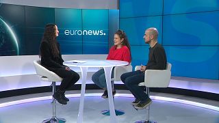 Amaranta Zermeño, Euronews, Fany Fulchiron y Ronan Kerneur, codirectores del documental "Los árboles mueren de pie"
