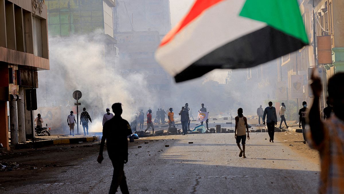 متظاهرون في مسيرة احتجاج على الحكم العسكري في الخرطوم يوم 19 ديسمبر كانون الأول 2021.