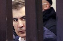 الرئيس الجورجي السابق ميخائيل ساكاشفيلي المتهم بإساءة استخدام السلطة، داخل قفص الاتهام خلال جلسة استماع في المحكمة بالعاصمة تبليسي 2 ديسمبر 2021. 