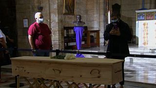 بدون تعليق: جثمان الزعيم الروحي والسياسي ديسموند توتو يسجى في كاتدرائية القديس جورج في كيب تاون