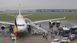 أشخاص ينزلون من طائرة تابعة لشركة طيران بلجيكا في مطار ميلسبروك العسكري، بلجيكا> 2021/08/23