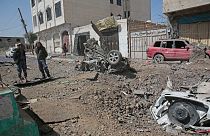 قوات الشرطة تتفقد موقع غارة جوية للتحالف بقيادة السعودية في صنعاء، اليمن