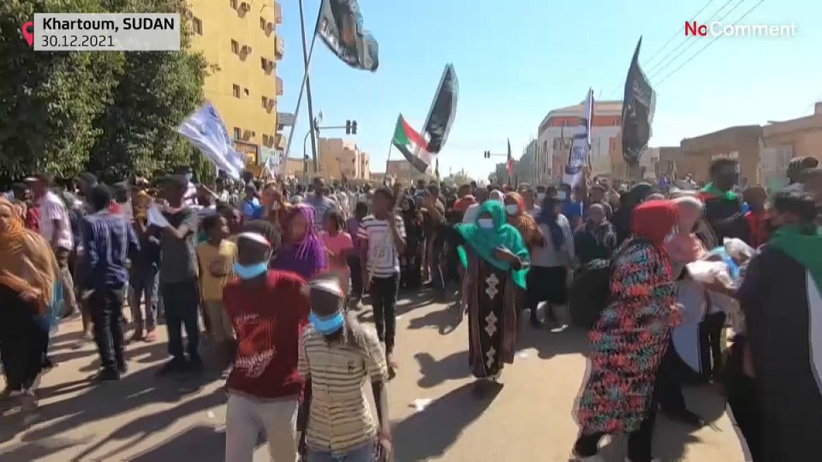 شاهد: الاحتجاجات ضد الانقلاب تتواصل في السودان ومقتل 4 متظاهرين برصاص الأمن