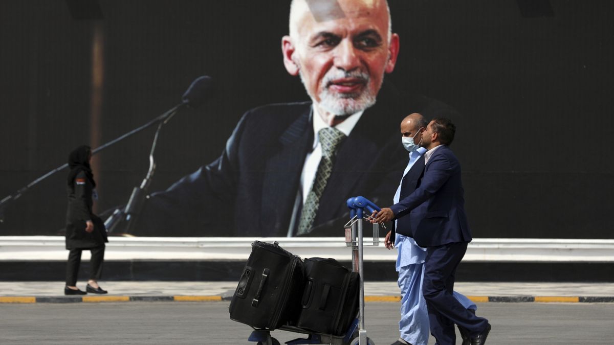 Csak az óriásplakát maradt utána: Gáni arcképe a kabuli reptéren