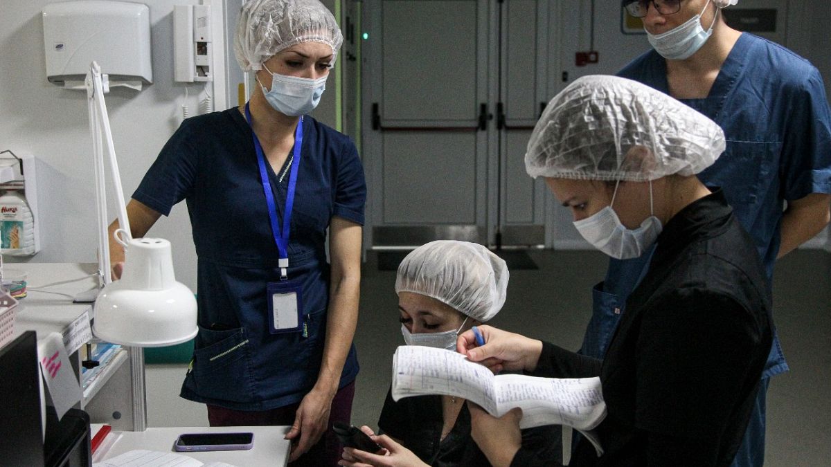 طاقم طبي في جناح لمرضى كوفيد في مستشفى نيجني نوفغورود، روسيا