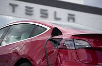 Tesla, neredeyse yarım milyon aracı geri çağırıyor