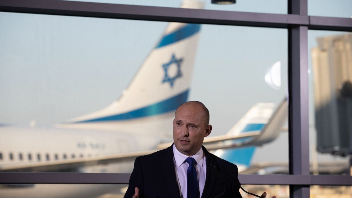 رئيس الوزراء الإسرائيلي نفتالي بينيت يتحدث إلى الصحفيين بعد جولة في مطار اللّد.