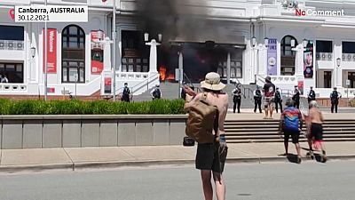 بدون تعليق: حريق يدمر مبنى البرلمان القديم في أستراليا