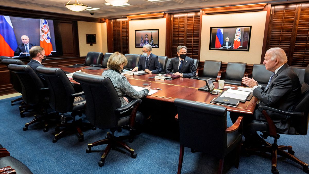 الرئيسان الأميركي والروسي خلال مباحثاتهما الهاتفية. 07/12/2021