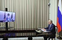 Joe Biden e Vladimir Putin trocaram advertências numa conversa telefónica