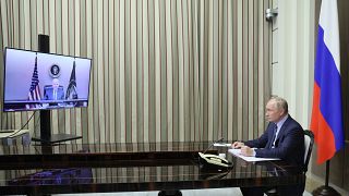 الرئيس الروسي فلاديمير بوتين خلال محادثاته مع الرئيس الأمريكي جو بايدن عبر مؤتمر بالفيديو في مقر إقامة بوشاروف روتشي في منتجع سوتشي على البحر الأسود في روسيا.