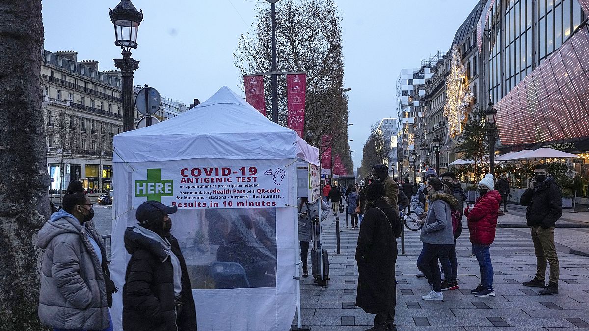 Anstehen für einen Covid-Test in Paris