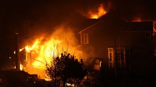 شاهد: حرائق تأتي على مئات المنازل في ولاية كولورادو الأمريكية