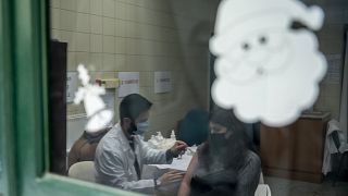 Egy nő kapja meg a koronavírus elleni védőoltást Egerben az év utolsó napján