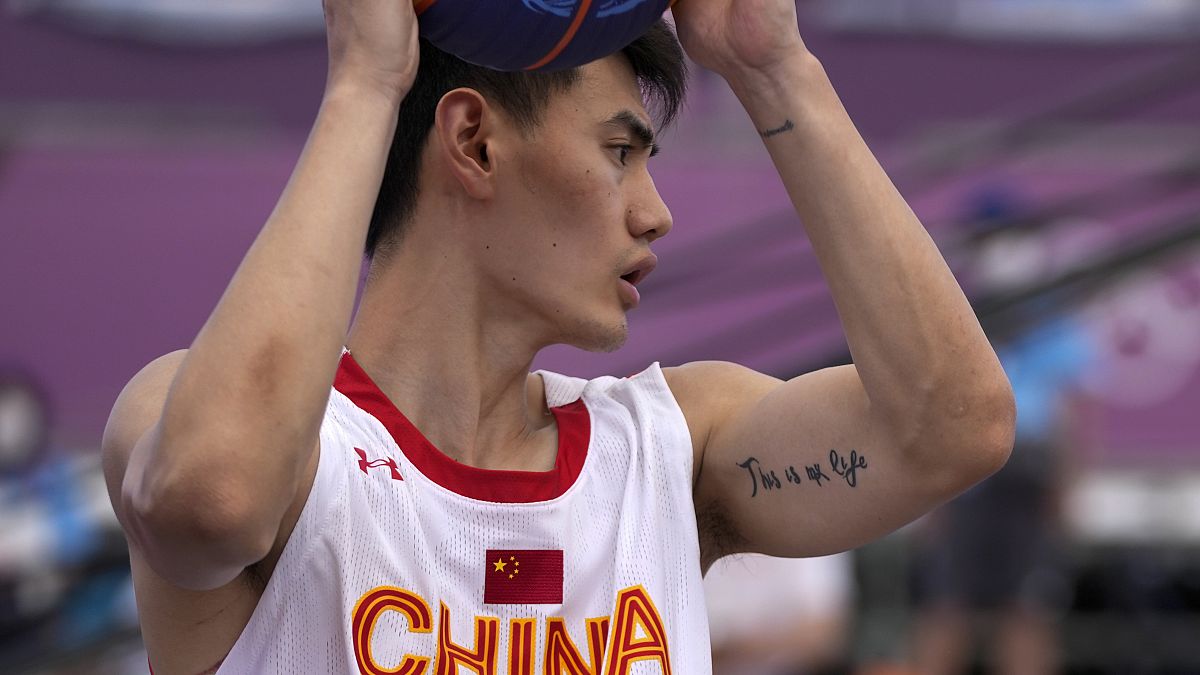 لاعب كرة السلة الصيني يان بينغ يحمل وشمًا على ذراعه خلال مباراة أمام منتخب لاتفيا في دورة الألعاب الأولمبية الصيفية 2020 في طوكيو باليابان.