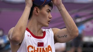 لاعب كرة السلة الصيني يان بينغ يحمل وشمًا على ذراعه خلال مباراة أمام منتخب لاتفيا في دورة الألعاب الأولمبية الصيفية 2020 في طوكيو باليابان.