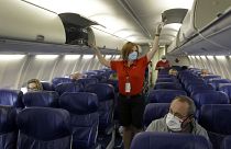 Archivfoto einer Stewardess mit Mase auf einem Southwest Airlines Flug 2020