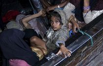 Barco com regugiados Rohingya chega à Indonésia