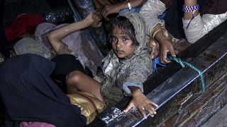 Barco com regugiados Rohingya chega à Indonésia