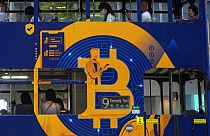 Hong Kong'da bir otobüste Bitcoin reklamı