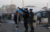 ماموران پلیس در یک حلبی‌آباد پناهجویان در کاله فرانسه