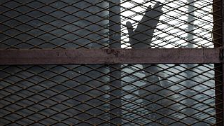 Mısır'da mahkemede yakınlarına el sallayan bir zanlı (Arşiv)