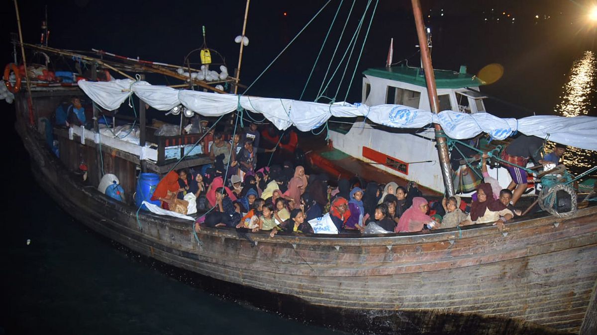 تصاویر زنان و کودکان آواره روهینگیا؛ لنج سرگردان در ساحل اندونزی آرام گرفت