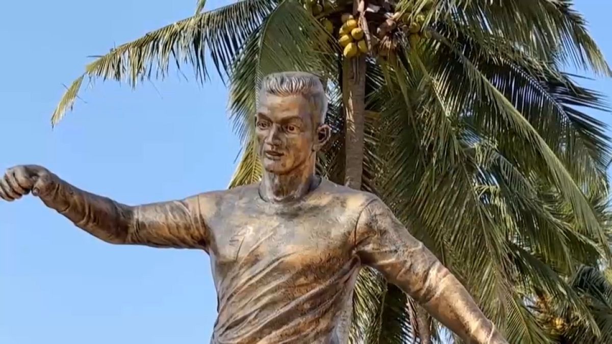 تمثال نجم كرة القدم البرتغالي كريستيانو رونالدو 