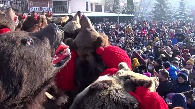 سنت و جشن «اُرسُول» در رومانی؛ خرس‌ها دفع شر و ارواح شیطانی می‌کنند