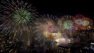 إطلاق الألعاب النارية فوق نهر تشاو فرايا خلال احتفالات رأس السنة الجديدة في بانكوك، تايلاند ، السبت 1 يناير 2022