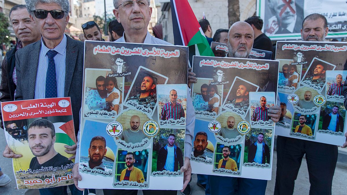 صور لأسرى فلسطينيين في السجون خلال مسيرة لدعم الأسرى الفلسطينيين في مدينة رام الله بالضفة الغربية> 2021/11/04
