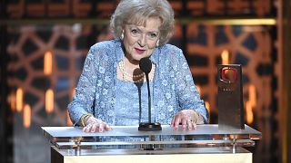 È morta Betty White, l'icona della tv americana: aveva 99 anni