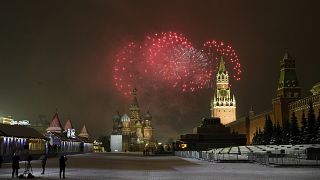 В Москве салют на Красной площади посмотреть можно было только на экране