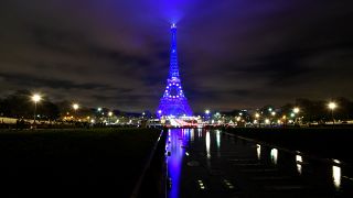 إضاءة برج إيفل في باريس بألوان الاتحاد الأوروبي بمناسبة الرئاسة الفرنسية للاتحاد بداية من 1 يناير- كانون الثاني 2022.