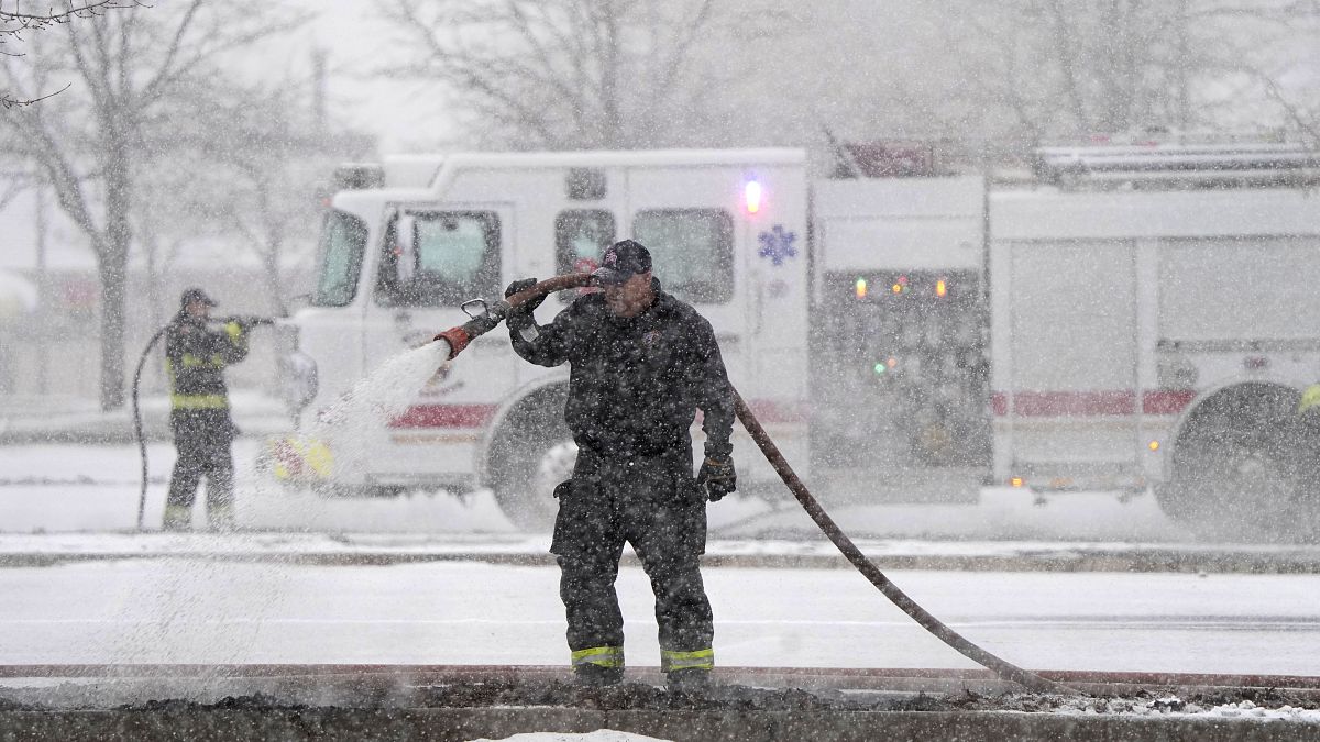 تساقط الثلوج على رجال الإطفاء أثناء قيامهم بإخماد الحرائق في كولورادو.