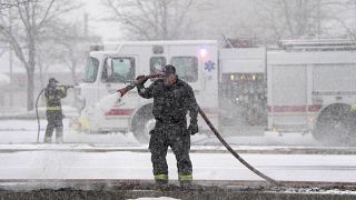 Schneefall mitten im Notfall: Feuerwehrleute löschen vereinzelte Brandnester in Louisville, Colorado